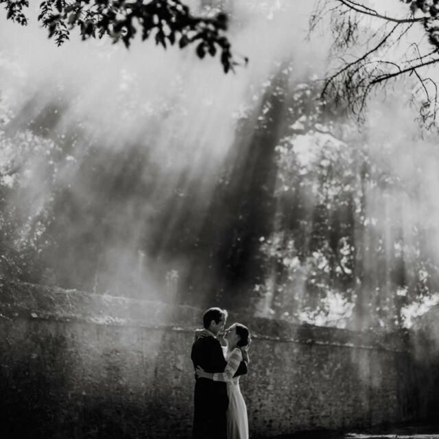 Les rayons du soleil traversent le feuillage, créant une danse de lumière qui les inonde. Chaque feuille agit comme un prisme, transformant la lumière en une douce caresse qui les enveloppe.

Leur étreinte est un instant suspendu, une bulle de sérénité. Leur amour rayonne, reflétant la chaleur et la lumière qui les entourent.

Une fusion parfaite entre la beauté des éléments et la profondeur des sentiments. Sous cet arbre, ils trouvent un sanctuaire, un refuge où leur amour peut s'épanouir, nourri par la lumière et la vie qui les entourent.

 #rayonsdesoleil #momentmagique #amoureternel #MariéeÉblouissante #VoileDansLeVent #EntréeTriomphale #MariageDeRêve #MomentMagique #photographiedemariage #Émotion #amoureternel #jourdemariage #laplusbellemariée #weddingday #photographemariageparis #photographemariage #romance #weddinginspiration #mariage2026 #mariage2025 #mariage2024