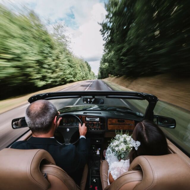 En Route vers le Bonheur ✨🚗

Sous un ciel bleu éclatant, un couple de mariés rayonne de bonheur à bord de leur voiture décapotable. Les cheveux au vent, ils se dirigent vers la mairie, le cœur battant à l'unisson, emportés par l'excitation de ce jour si spécial.
Ensemble, ils savourent chaque instant de cette balade, conscients de la beauté de cet instant suspendu dans le temps. La route vers la mairie devient une scène de film romantique.

#lyonslaforet #mariageeure #saab #photographemariage #photographemariageparis #photographemariagenormandie #décapotable #mariage2024 #mariage2025 #mariage2026 #jourdemariage