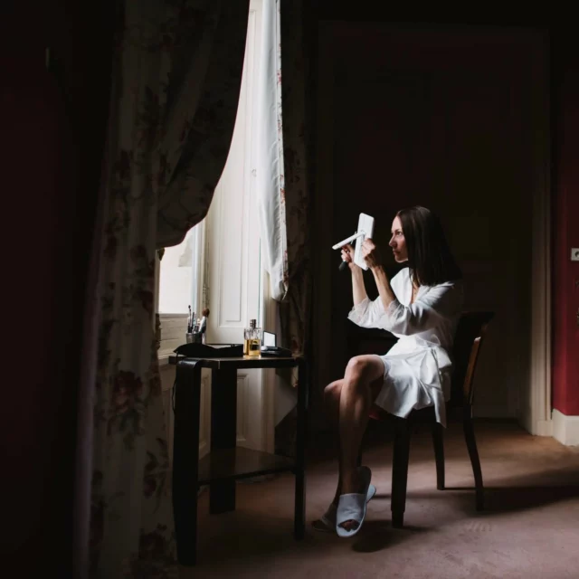 Dans la douce lumière du matin, elle s’accorde un instant à elle-même. Assise près de la fenêtre, un miroir à la main, elle se maquille, patiemment, avec sérénité. Chaque trait dessine l’émotion d’un jour unique. Une mariée qui, dans la simplicité, laisse éclore sa beauté naturelle.

#photographiedemariage #momentdouceur #beauténaturelle #marieeelegante #preparatifsmariage #lumierenaturelle #weddingmood #futuremariee #ambiancedouce #mariageintimiste #mariage2025 #mariage2026 #weddinginspiration #abbayedesvauxdecernay