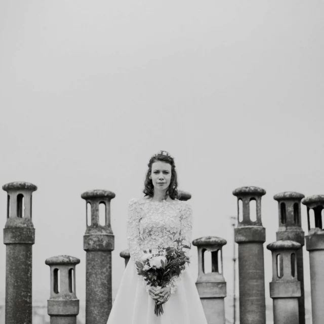 Sur les toits de Paris, une mariée se tient là, lumineuse et sereine. Son regard capte l’essence même du moment, suspendu entre ciel et ville. La robe blanche, délicatement ornée de dentelle fleurie, contraste avec le gris des cheminées parisiennes. Le bouquet repose entre ses mains, fragile et puissant à la fois, symbole d’un amour intemporel. Dans cette monochromie douce, le graphisme et le présent se rencontrent avec délicatesse.

#mariageparis #mariageparisien #photographemariage #toitsdeparis #noiretblanc #pariswedding #weddingphotographer #bridalstyle #weddinginspiration #parisianbride #robedemariee #mariageromantique #photographiedemariage #mariage2025 #bouquetmariee #mariage2026